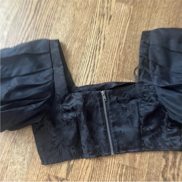 Future Collective Black Cropped Puff Sleeve Zipper Back Top Size 2 NWOT - Picture 3 of 8